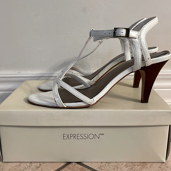 Expression White satrapy Heels Sz 9 - Picture 2 of 4